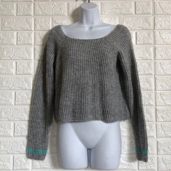 Fashion Nova cropped Soft gray sweater with aqua stripe On Sleeve Women’s Size S - Picture 4 of 9